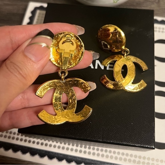 RARE Statement Large 24K Gold Plated Chanel Vintage Dangle Earrings - Picture 7 of 10